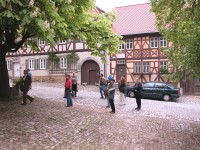 Oekosiedlung-12 Knigsberg in Bayern. In alten Stdten wurde nach hnlichen Prinzipien wie in modernen kosiedlungen gebaut. So befinden sich auf der ffentlichen Seite der Wohnhuser schne beruhigte Bereiche, auf denen sich die Erwachsenen treffen und die Kinder spielen.