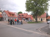 Oekosiedlung-00 Ebensfeld Hausgruppe. Im lndlichen Raum machen grere kologische Siedlungen immer noch Durchsetzungesprobleme. Das Beispiel zeigt aber, dass sich kleinere Projekte durchaus realisieren lassen, besonders wenn es wie hier engagierte Manager und untersttzende Agenda 21 Gruppen gibt.