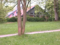 Oekosiedlung-18 Dorfgemeinschaft Hohenroth. Die Dorfgemeinschaft, in der vorwiedend behinderte Menschen leben, zeigt Eigenschaften, die in ihrer Ganzheitlichkeit fr alle kosiedlungen anstrebenswert wren. Besonders das naturnahe Leben , die Gemeinschaftlichkeit und die Kombinmation von Wohnen und Arbeiten sind Leitbilder fr ein kologisches Leben.