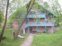 Oekosiedlung-21 Dorfgemeinschaft Hohenroth. In einem solchen typischen haus fr eine Familiengruppe spielt sich ein Leben mit ziemlich viel Eigenverantwortung ab.