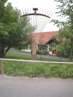 Oekosiedlung-30 Dorfgemeinschaft Hohenroth. Das Vorhandensein von Kunst im ffentlichen Raum zeigt, dass hier Sinn fr Kultuzr und Gemeinschaftsrituale vorhanden ist.