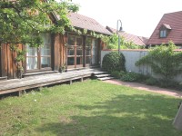 Oekosiedlung-36 kosiedlung  Bamberg. Hier sieht man ein ausgebautes Nebengebude, das voll in der Sdsonne liegt. Das Besondere an diesem Anwesen ist die Situation, dass dieser einsichtsgeschtzte  Wohngarten im Norden des Wohnhauses liegt. So verdoppelt das Haus die Sdseiten: einmal am Hauptwohnhaus und einmal am ausgebauten Nebengebude.